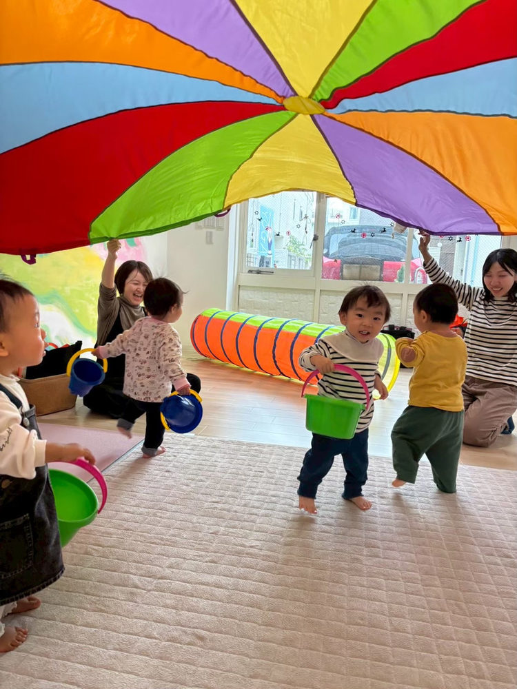 親子で楽しむパラシュート遊び