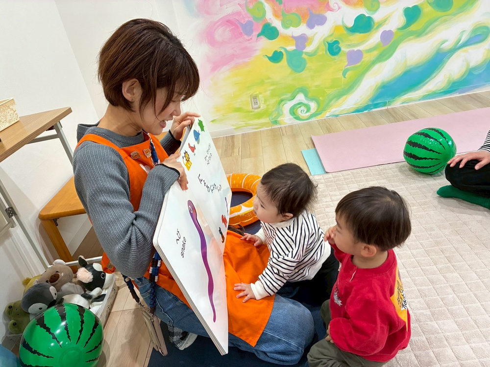 先生が絵本でサインを伝える場面